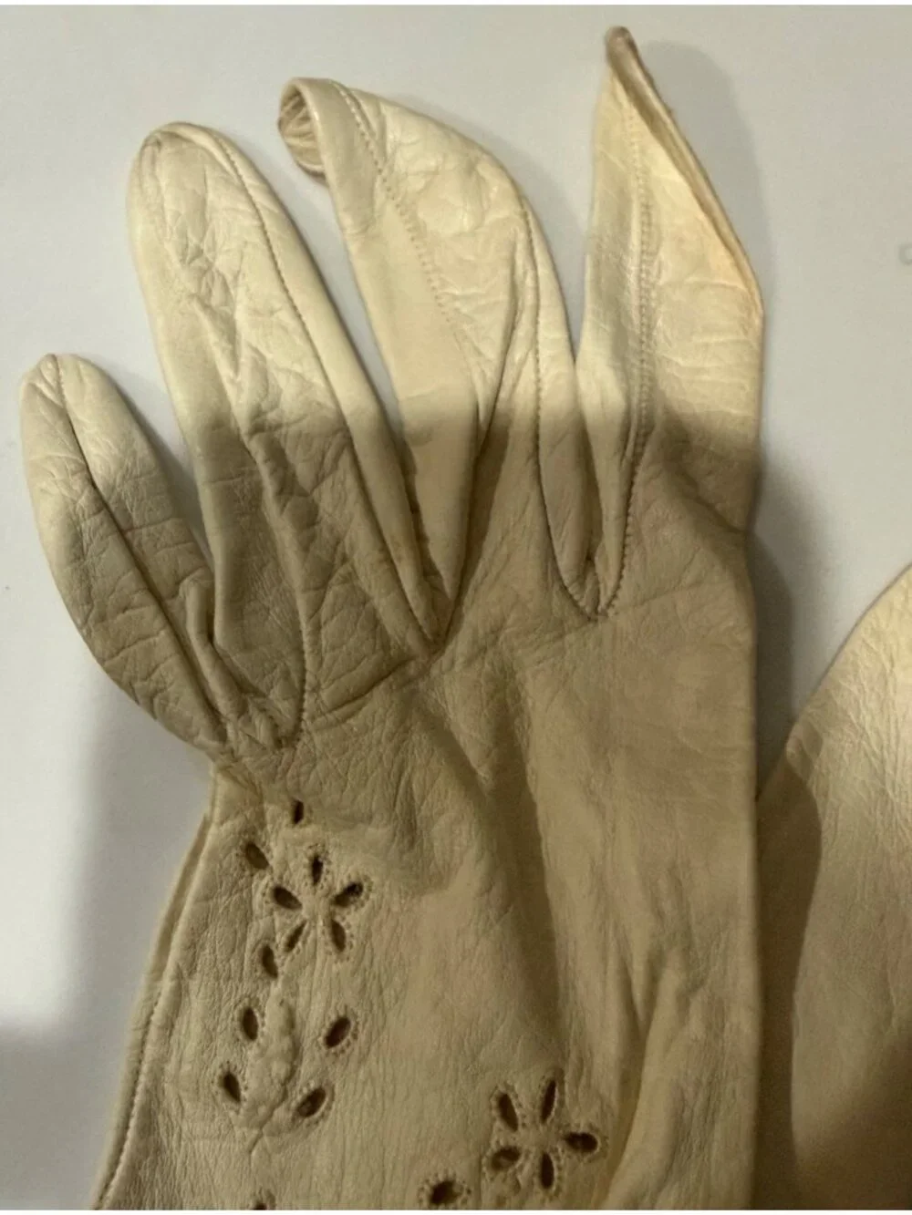 Vintage Ivory Leather Gloves With Floral Cutout Design Womens Size M Soft & Deli